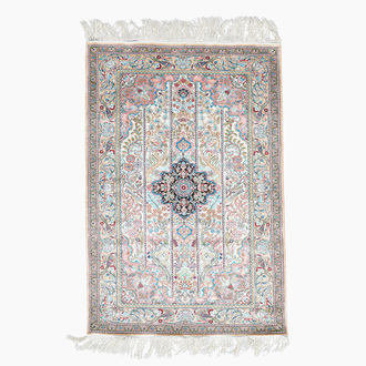 Tapis de style Hereke en soie à décor floral et d'oiseaux, Chine, 20ème siècle