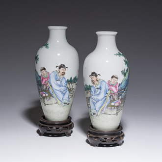 Paire de vases en porcelaine de Chine famille rose à décor de maître et de son serviteur dans un paysage avec un coq, marque Qianlong, Rép., 20ème s.
