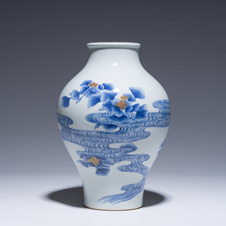 Vase en porcelaine du Japon bleu, blanc, rouge de cuivre et or à décor floral, marque à quatre caractères, 20ème siècle