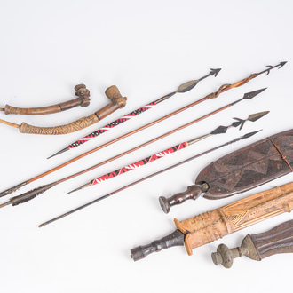 Collection variée de couteaux, pipes et flèches, Kuba, Congo, principalement milieu du 20ème siècle