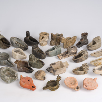 Collection variée de lampes à huile en terre cuite, bronze, marbre et d'autres pierres, probablement 3ème/2ème siècle av. J.-C. et postérieur