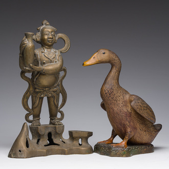 Sculpture en bronze d'un gardien de temple et un canard en porcelaine de style Yixing, Chine, 19ème/20ème siècle