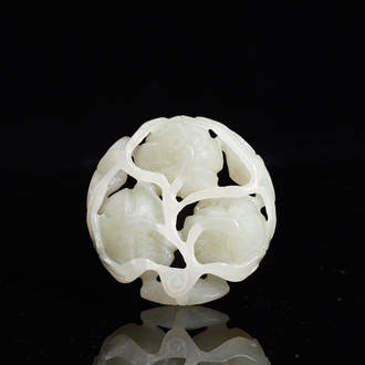 Sculpture ajourée en forme de fleur de lotus en jade, Chine, 19ème/20ème siècle