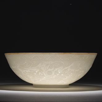 Bol en porcelaine blanc de Chine coquille d'oeuf à décor incisé de dragons, marque à six caractères, 20ème siècle