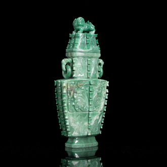Vase couvert de style archaïque en pierre dure, Chine, 20ème siècle