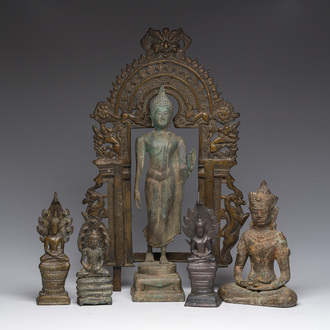 Six figures en bronze de Bouddha et une auréole de type Prahbavali, Asie du Sud-Est et Inde, 19ème/20ème siècle