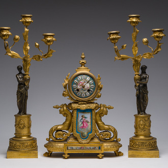 Pendule de cheminée en bronze doré avec plaques de porcelaine et paire de chandeliers en bronze doré et patiné à trois lumières, France, 19ème siècle