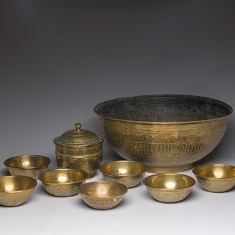 Collection variée d'objets en cuivre gravés de style moghol indien et qajar persan, 19ème/20ème siècle