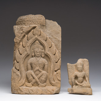 Deux statuettes en grès jaune représentant un prince assis, Cambodge, époque Angkor et Jayavarman VII, 10ème-13ème siècle