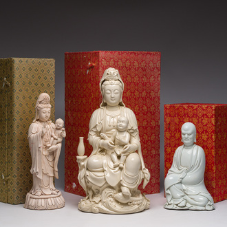Deux groupes de Guanyin avec un enfant et un Luohan en blanc de Chine, 20ème siècle
