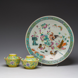 Assiette en porcelaine de Chine famille rose à décor de coqs et une paire de bols couvertes à fond jaune, 19ème/20ème siècle