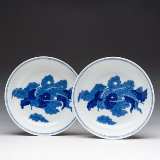 Paire de soucoupes en porcelaine de Chine bleu et blanc à décor de vers à soie, marque de Jingdezhen, 20ème siècle