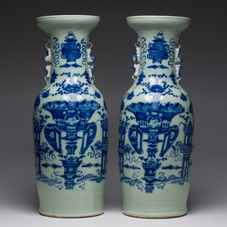 Paire de vases en porcelaine de Chine bleu et blanc sur fond céladon à décor d'antiquités, 19ème siècle