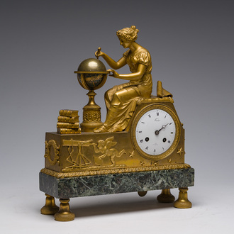 Pendule de cheminée Empire en bronze doré et marbre vert de mer couronnée de 'L'étude de l'astronomie' après Jean-André Reiche, France, 19ème siècle