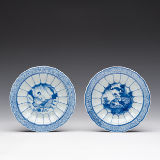 Pair de soucoupes en porcelaine de Chine bleu et blanc à décor d'acupuncture, 20ème siècle