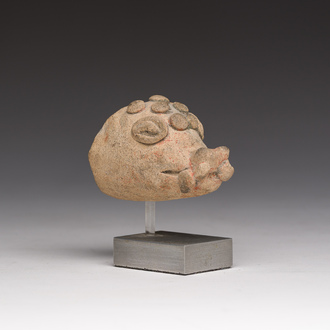 Tête d’animal en terre cuite avec des traces de polychromie sur socle, probablement Iran, 6ème-1er siècle av. J.-C.