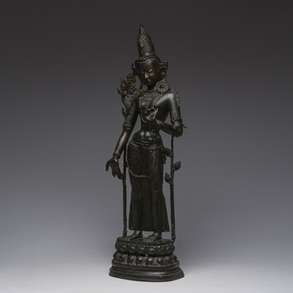 Grande figure de Tara debout sur un trône de lotus en bronze patiné, Nepal, 19ème/20ème siècle