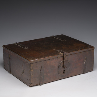 Coffre en bois aux montures en fer forgé, 17ème siècle