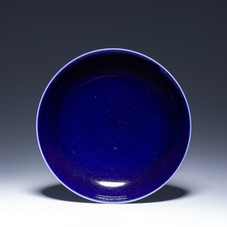 Soucoupe en porcelaine de Chine monochrome bleu, marque de Kangxi, 19ème/20ème siècle