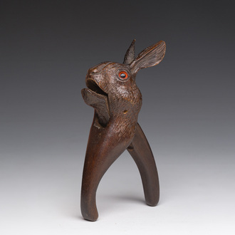 Casse-noisette en forme de tête de lièvre dite 'de la Forêt Noire' en bois sculpté, Suisse, vers 1900