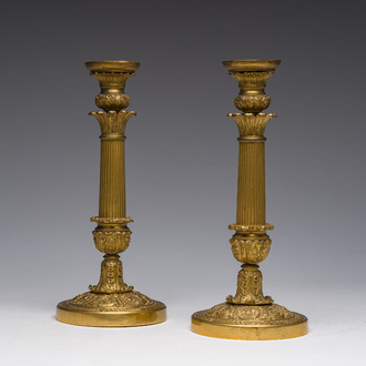 Paire de chandeliers cannelés de style Louis XVI en bronze doré à décor floral, France, 19ème siècle