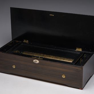 Boîte à musique à cylindre en bois à décor de marqueterie, Suisse, 19ème siècle