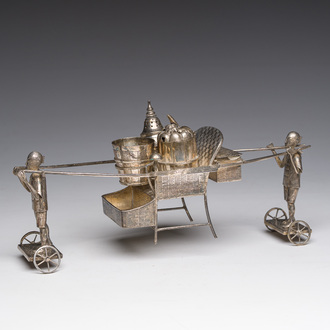 Sculpture en argent représentant deux personnages en pousse-pousse transportant leurs marchandises, marque de maître S.C., Chine, 20ème siècle