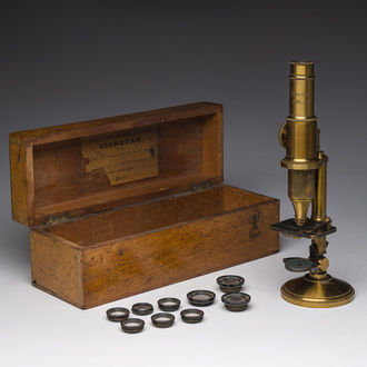 Microscope en laiton de type 'Secretan à Paris' avec son coffret de rangement en bois, France, 19ème siècle