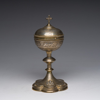 Ciboire néo-gothique en argent partiellement doré et partiellement guilloché à décor des armoiries papales, poinçon du maître Louis Guillat, 19ème s.