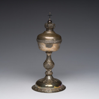 Ciboire en argent à décor dede motifs floraux gravés et des armoiries de la famille Quintin (de Kercadio) de Bretagne, France, 19ème siècle