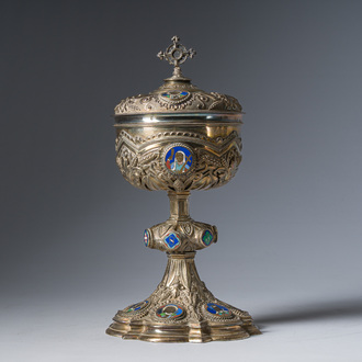 Ciboire en argent néo-gothique à décor de de motifs floraux en relief et d'émaux, poinçon de maître Antoine Jolivet, France, 19ème siècle