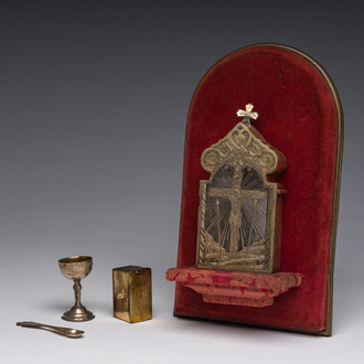 Coffret de communion de voyage en argent pour prêtre orthodoxe à décor de crucifixion gravé, 84 zolotnik, Moscou, Russie, daté 1878