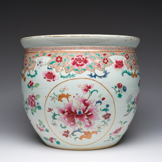 A Chinese famille rose jardinière with floral design on a wooden base, 19th C.