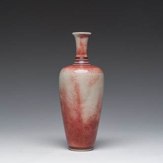 A Chinese monochrome peachbloom-glazed vase, Kangxi mark, 19th/20th C.