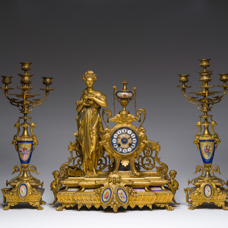 Garniture de cheminée en trois pièces en zamak doré surmonté d'une dame tenant un coffret à bijoux, France, 19ème siècle