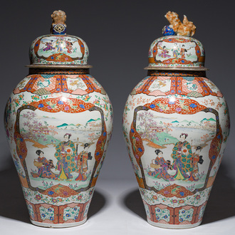 A pair of impressive Japanese Kutani vases and covers with animated scenes and floral design, signed, Meiji, 19th C.