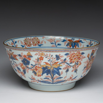 A Chinese Imari style bowl with floral design, Qianlong/Jiaqing