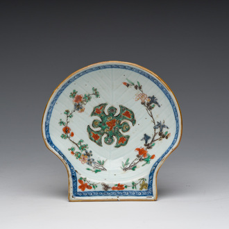 A Chinese famille verte shell-shaped coupe with floral design, Kangxi