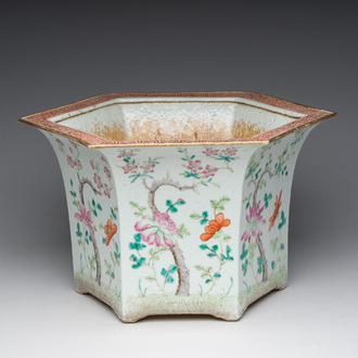 A hexagonal Chinese famille rose jardinière with floral design, 19th C.