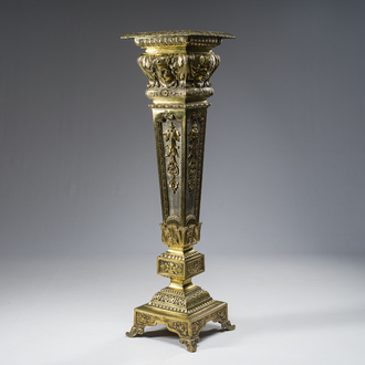 A French Historism metal and gilt brass stand with putti and acanthus leaves, 19th/20th C.