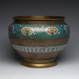 A large Japanese cloisonné jardinière with floral design, Meiji, 19th/20th C.