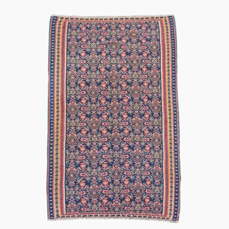 A Persian Senneh Kelim (Kilim) rug with floral design, wool on cotton, 20th C.