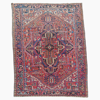 A Persian Heriz rug with floral design, wool on cotton, 20th C.