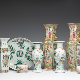 A varied collection of Chinese famille rose and famille verte porcelain, 19th/20th C.
