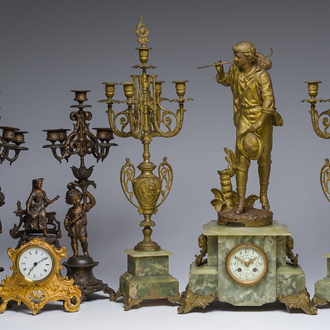Deux garnitures de cheminée en trois pièces en zamak doré et patiné et marbre onyx surmontées de figures, France, 19ème/20ème siècle
