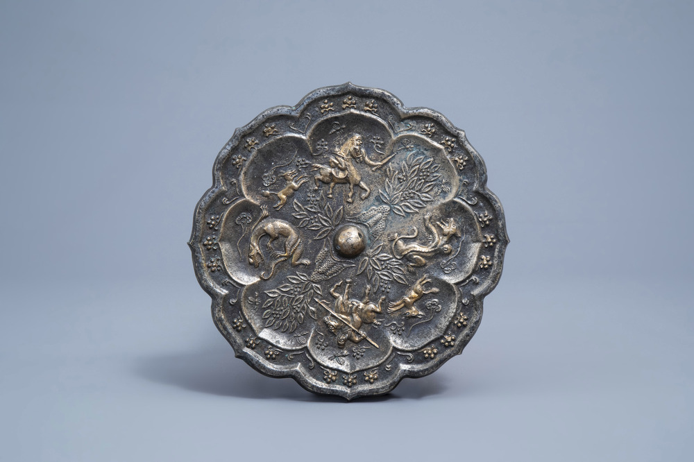 Un miroir en forme de lotus en bronze dor&eacute; &agrave; d&eacute;cor en relief, Ming ou apr&egrave;s
