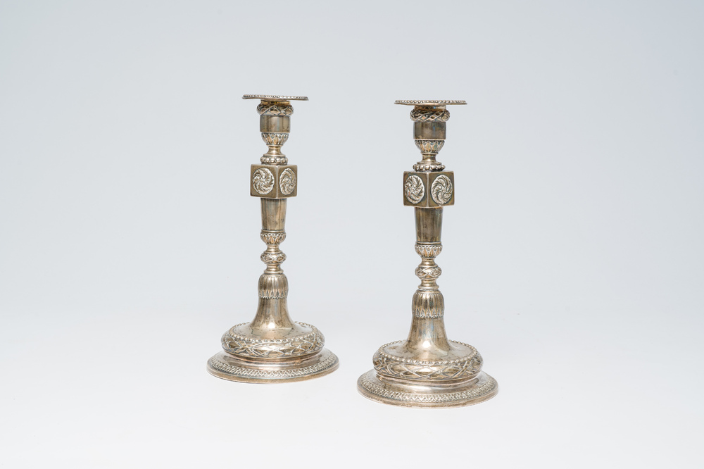 Paire de bougeoirs Louis XVI en argent &agrave; d&eacute;cor floral, Bruxelles, dat&eacute; (17)90