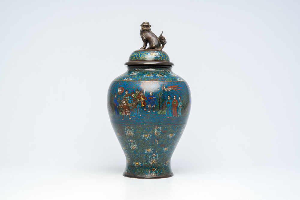 Een grote Japanse champlev&eacute; cloisonn&eacute; dekselvaas, Meiji, 19de eeuw