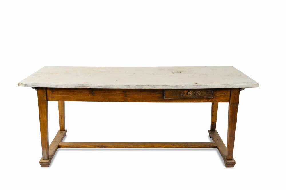 Een lange wit geschilderde houten atelier- of werktafel met een lade, begin 20ste eeuw