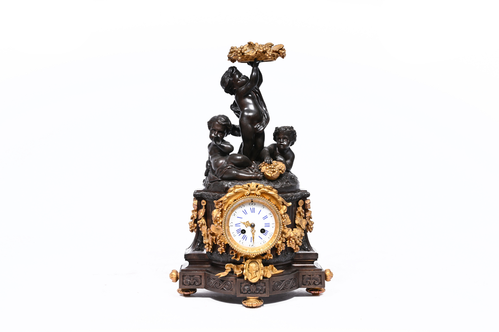 Pendule de chemin&eacute;e en bronze patin&eacute; et dor&eacute; couronn&eacute;e de bacchantes, France, 19&egrave;me si&egrave;cle